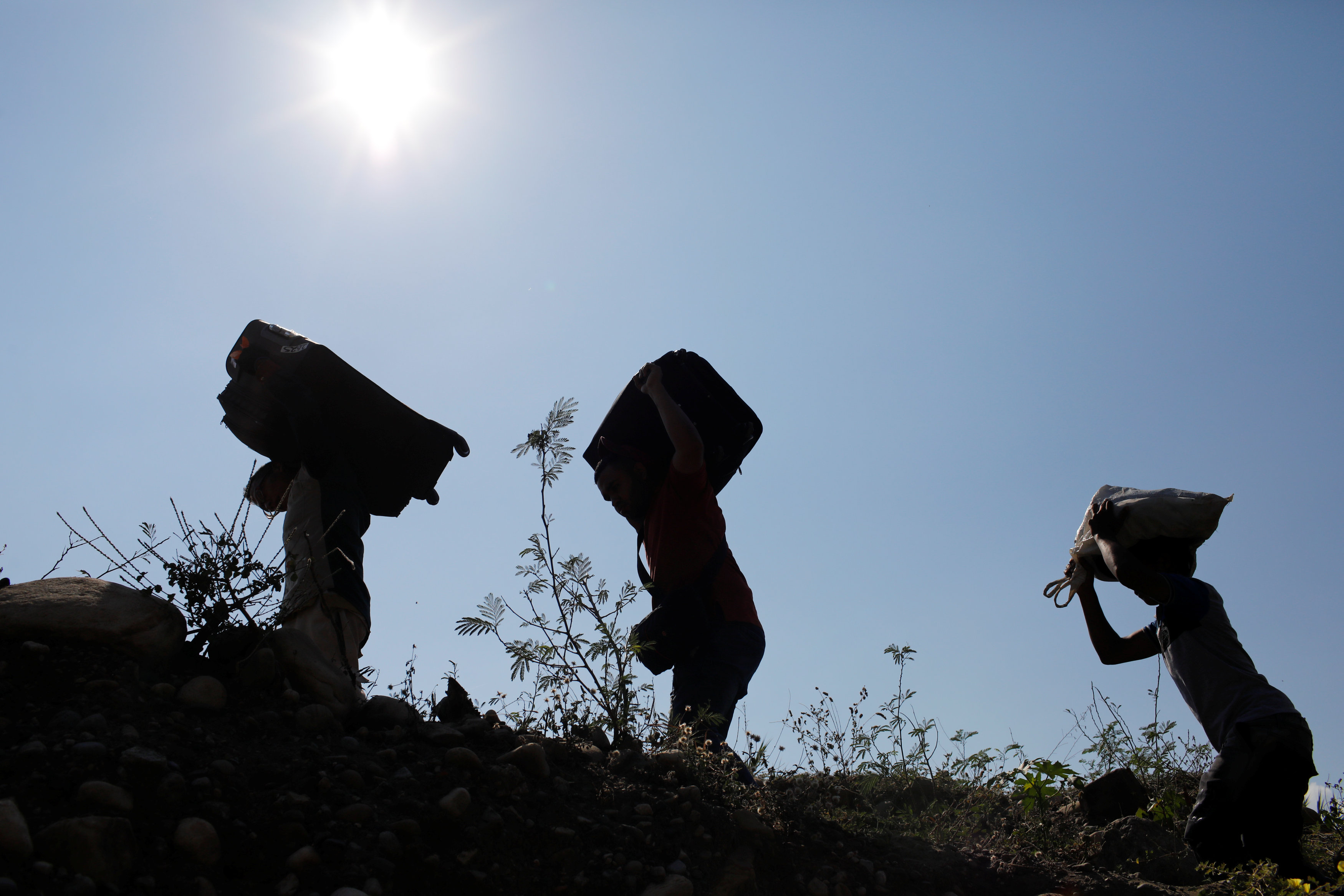 Casi dos mil venezolanos están atrapados en la frontera con Colombia