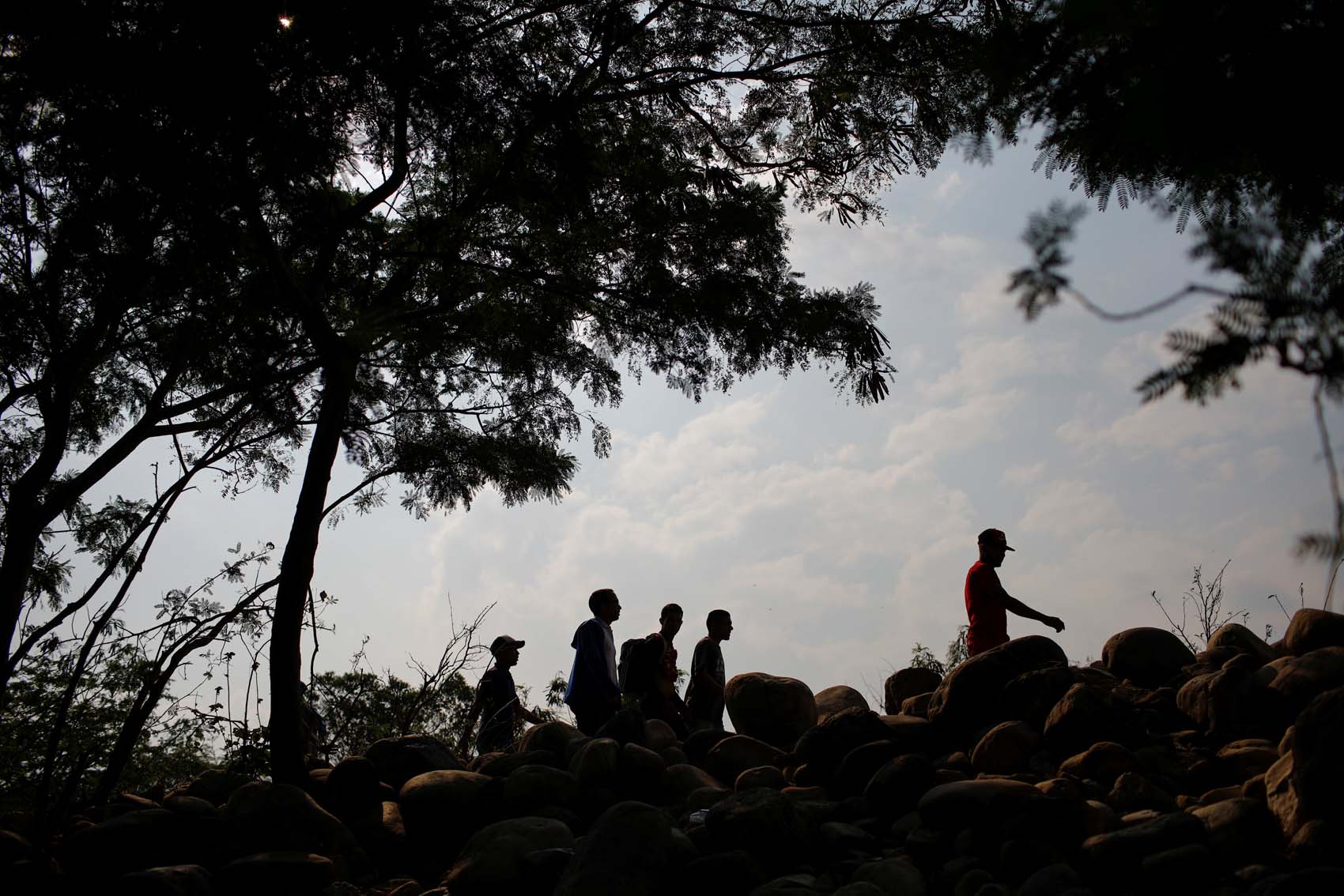 Venezolanos continúan regresando por el Puente Internacional y trochas