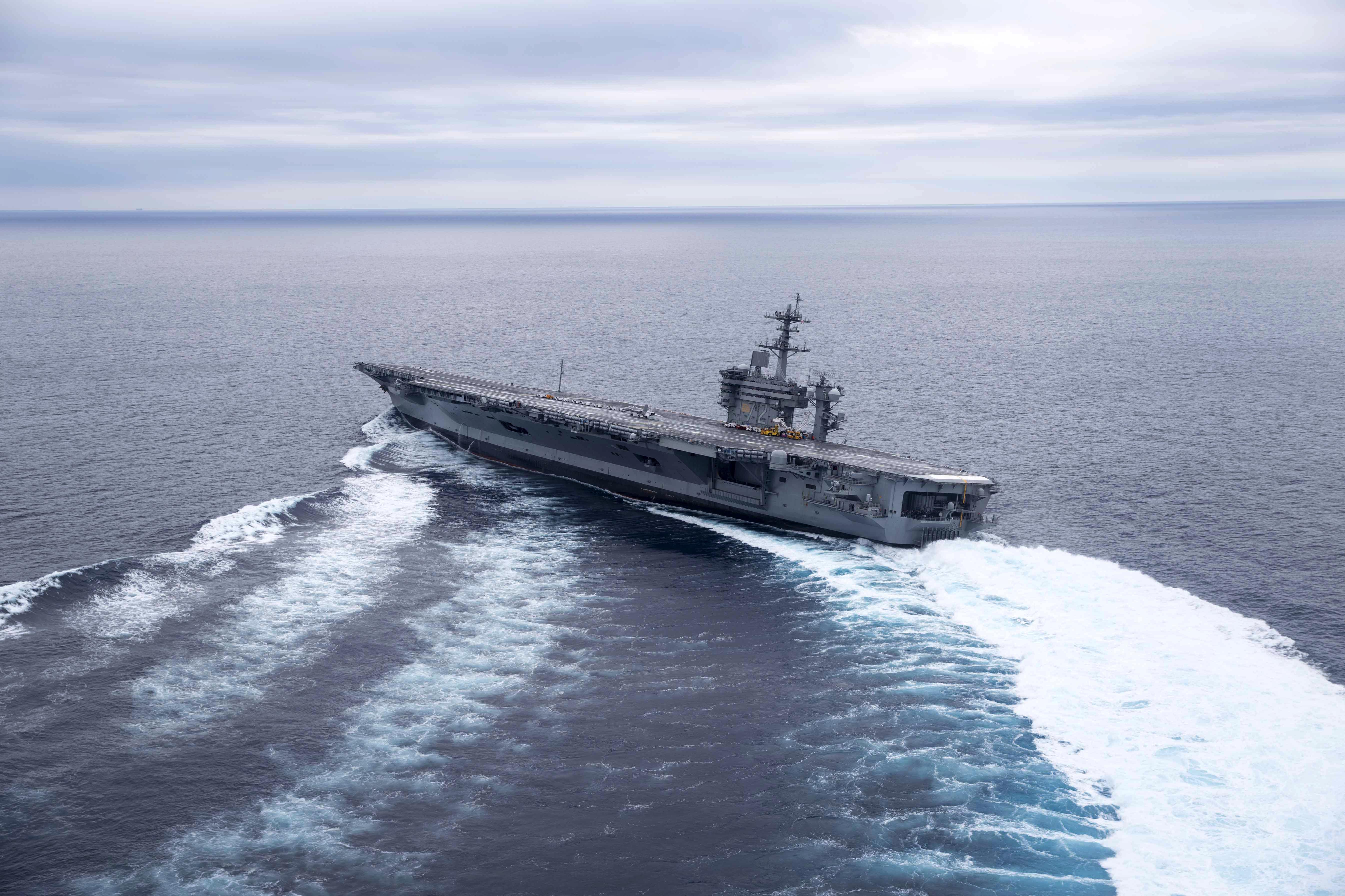 ¡Ahí viene la ola! Vacílate a un portaavión Clase Nimitz haciendo trompitos (VIDEO)