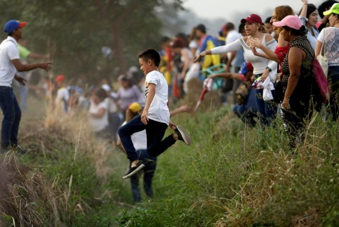 ¡Contra viento y marea! Las FOTOS de los venezolanos atravesando la frontera para ir al #VenezuelaAidLive