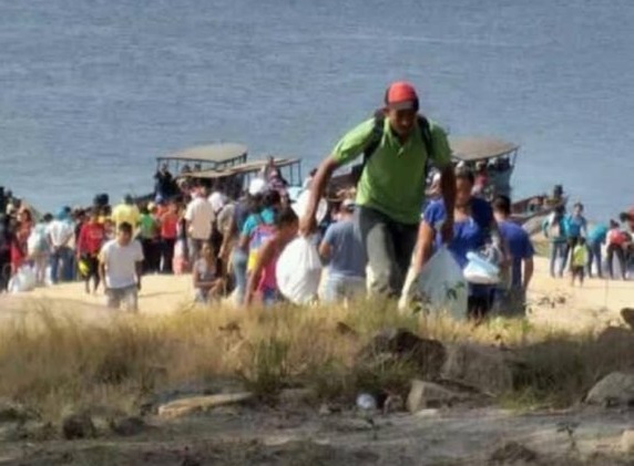 Escoltada por indígenas, la ayuda humanitaria comienza a llegar a Amazonas (FOTOS)