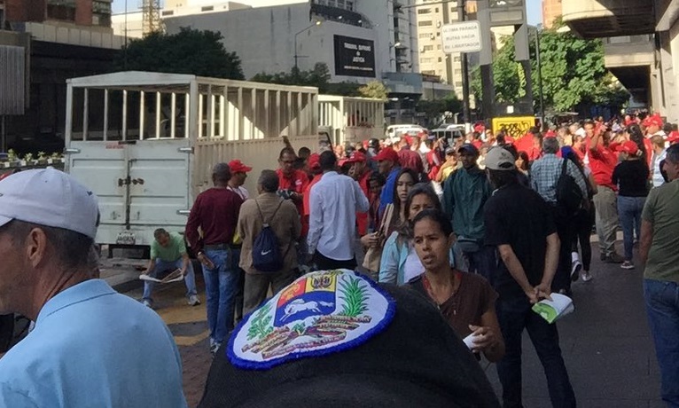 En perreras trasladan a los chavistas hasta la avenida Bolívar #2Feb (FOTO)