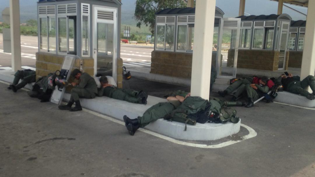 La GNB a la buena de Dios en el puente Las Tienditas