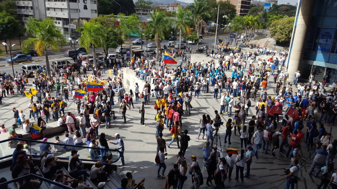 10:10 am Caraqueños comienzan a concentrarse en Parque Cristal este #12Feb (Fotos)