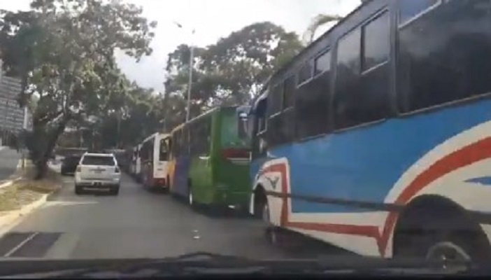 10:15 am Comenzó el desfile… pero de autobuses para la marcha chavista en la Plaza Morelos #12Feb