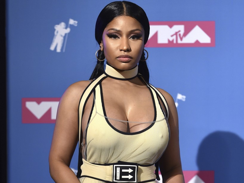 Publicaron foto topless de Nicki Minaj mientras se vestía