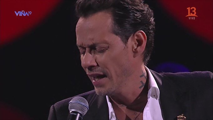 Fanática viola la seguridad de Marc Anthony en Festival de Viña del Mar (VIDEO)