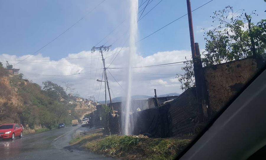 No es una atracción turística: Ruptura de otro tubo matriz causa géiser en La Yaguara