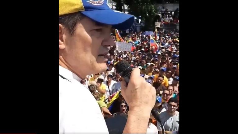 Teniente Coronel retirado de las FAN reconoce a Guaidó como presidente en plena marcha (VIDEO)