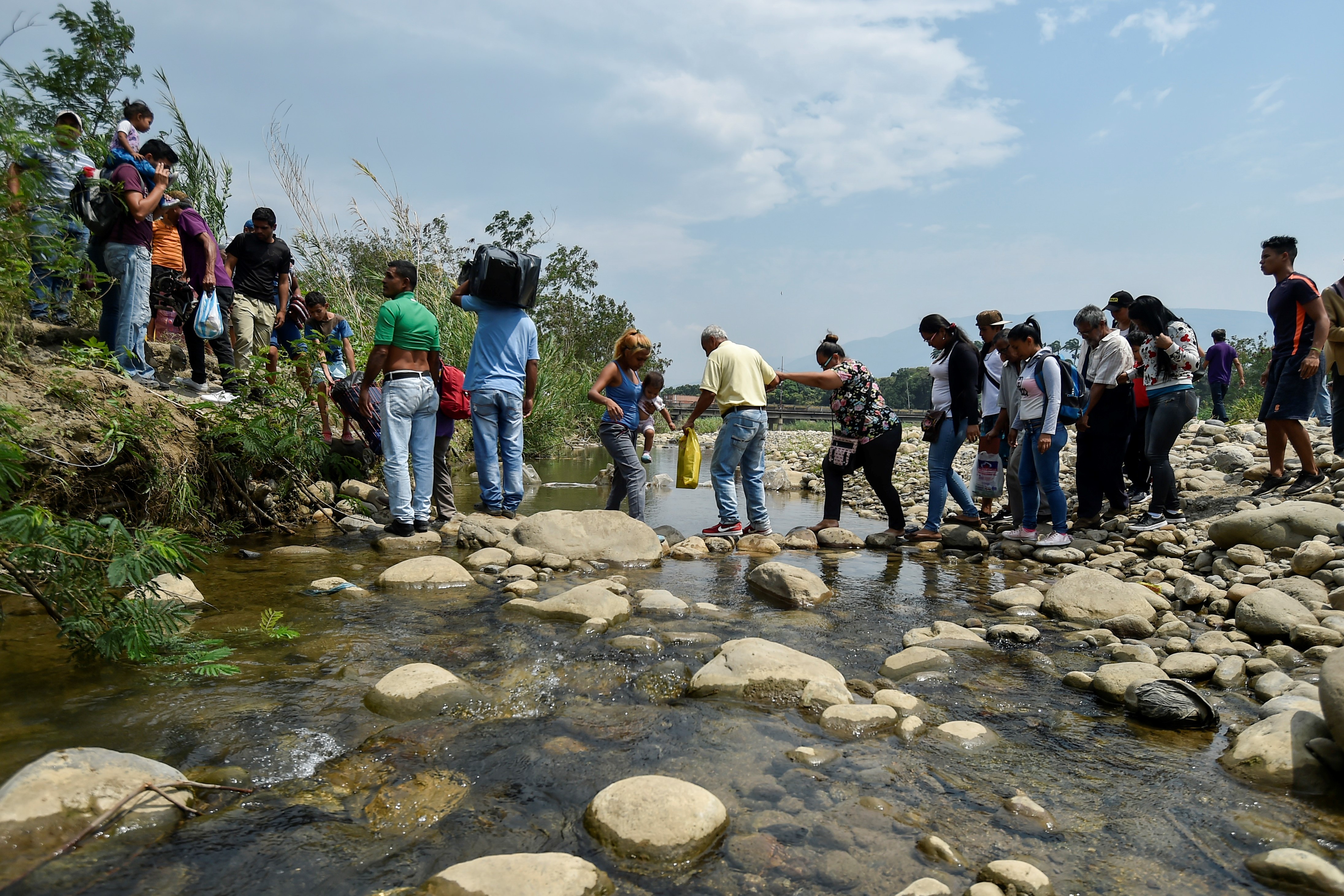 El régimen de Maduro empuja a los venezolanos a peligrosos caminos controlados por paramilitares