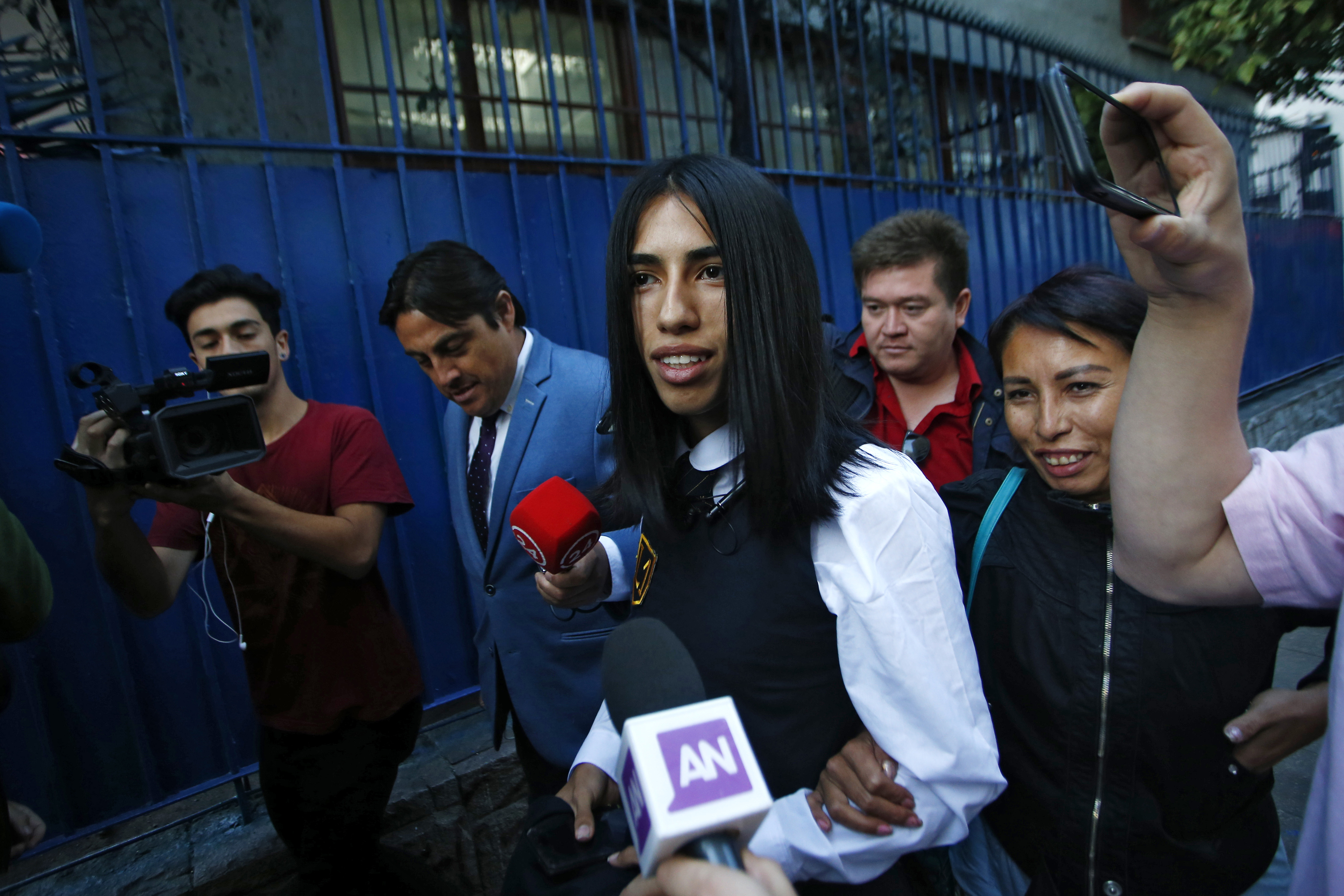 La historia de Arlén, la joven trans que logró asistir a un colegio de mujeres en Chile