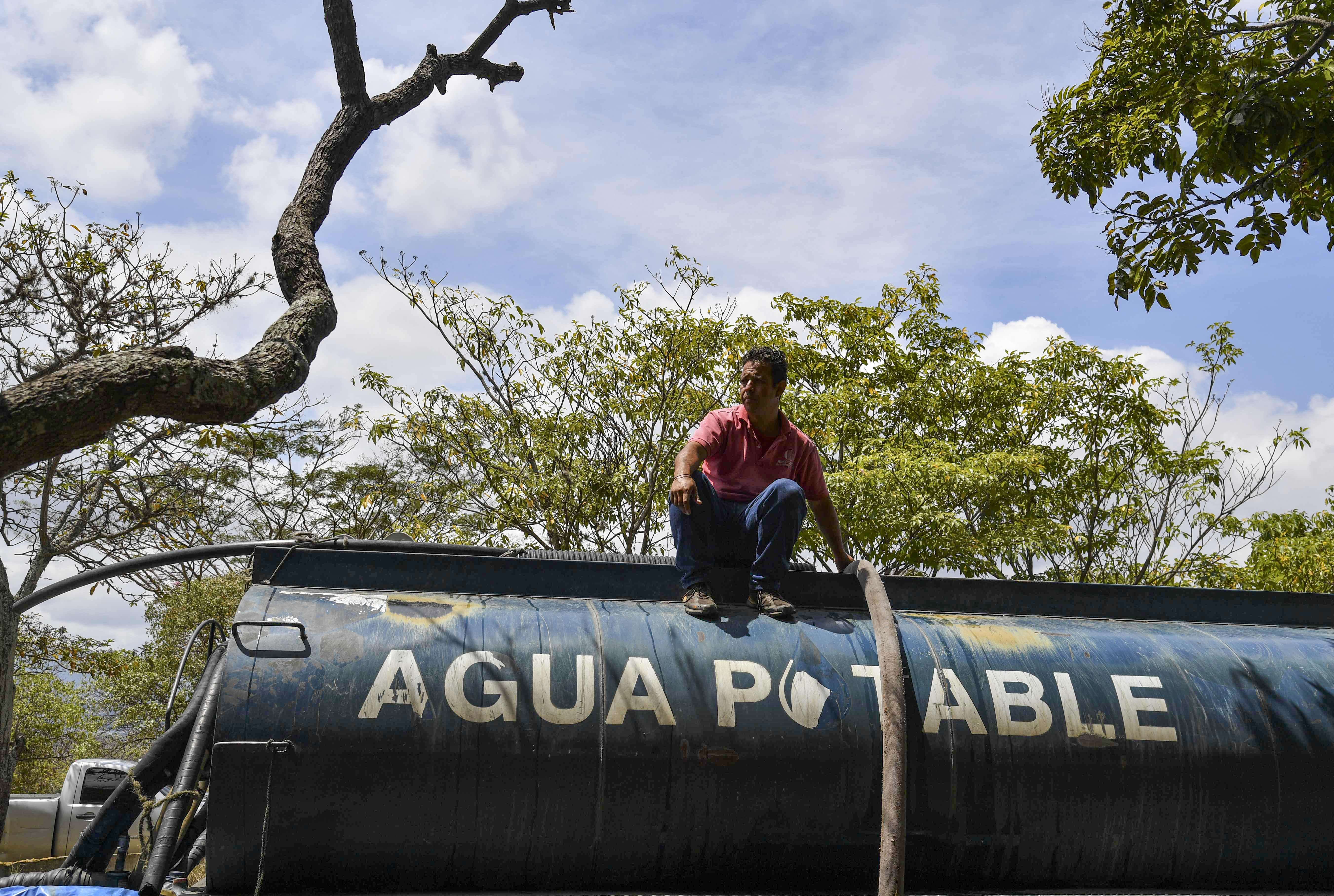 Vecinos de Mirávila y Parque Caiza se cansaron de ser camellos y exigen agua potable ¡YA! #12Sep