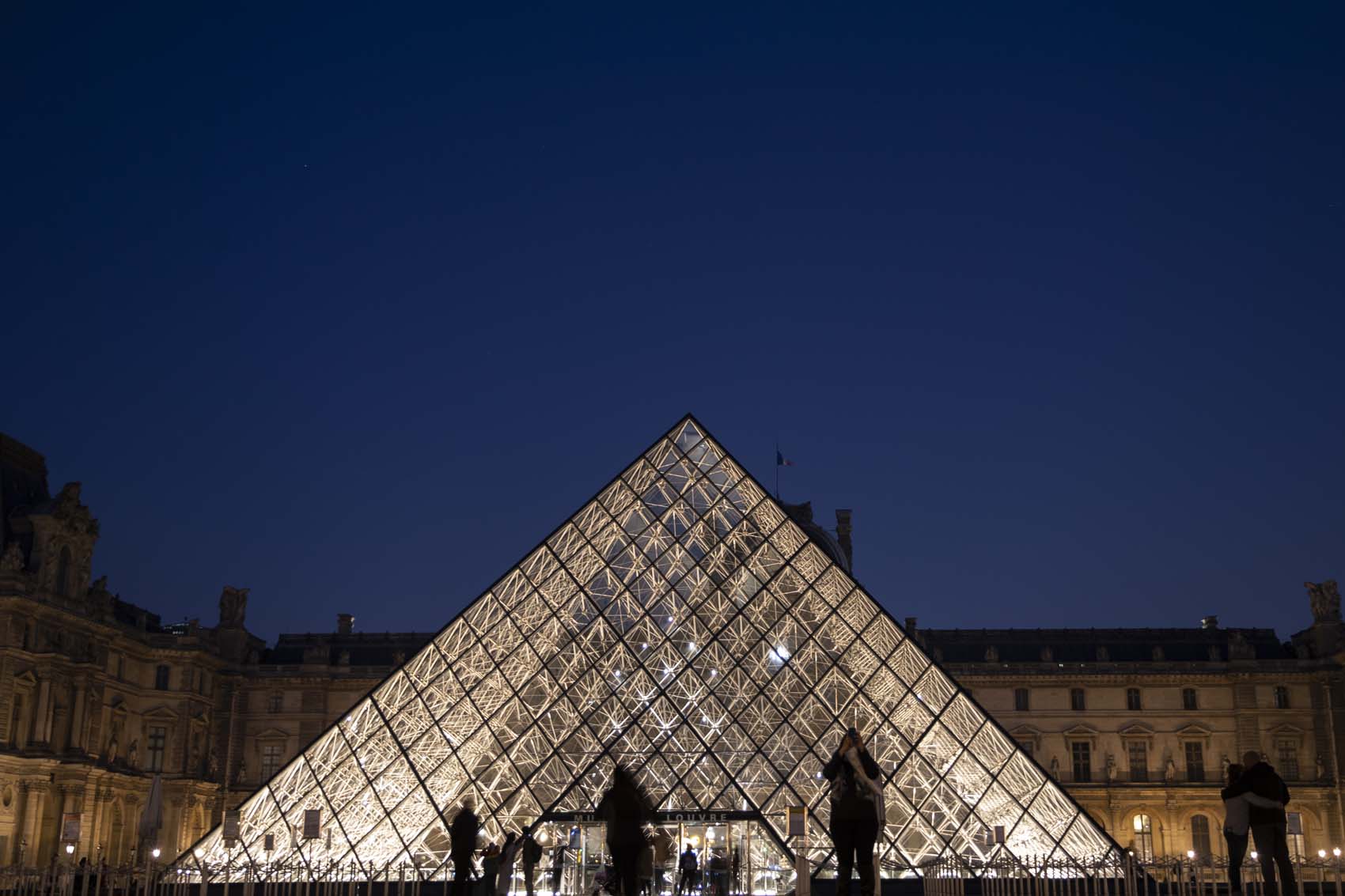 La obra de un venezolano llegó al Museo del Louvre en París (Imágenes)