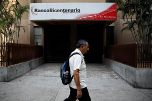 Maduro "entregó" el Banco Bicentenario a trabajadores para convertirlo en el primer banco digital