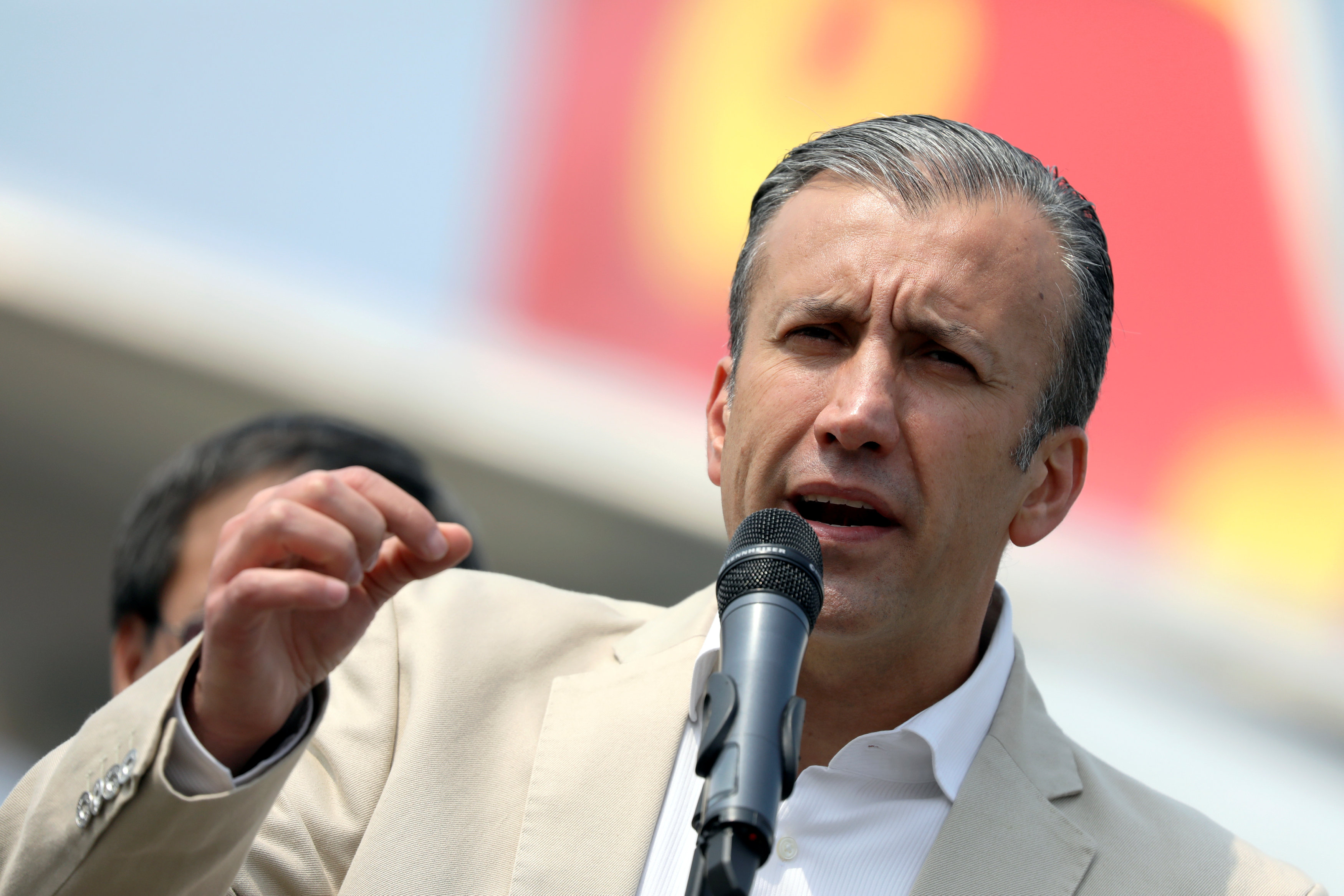 VIDEO: El momento en que un confundido Tareck El Aissami es escoltado tras detención