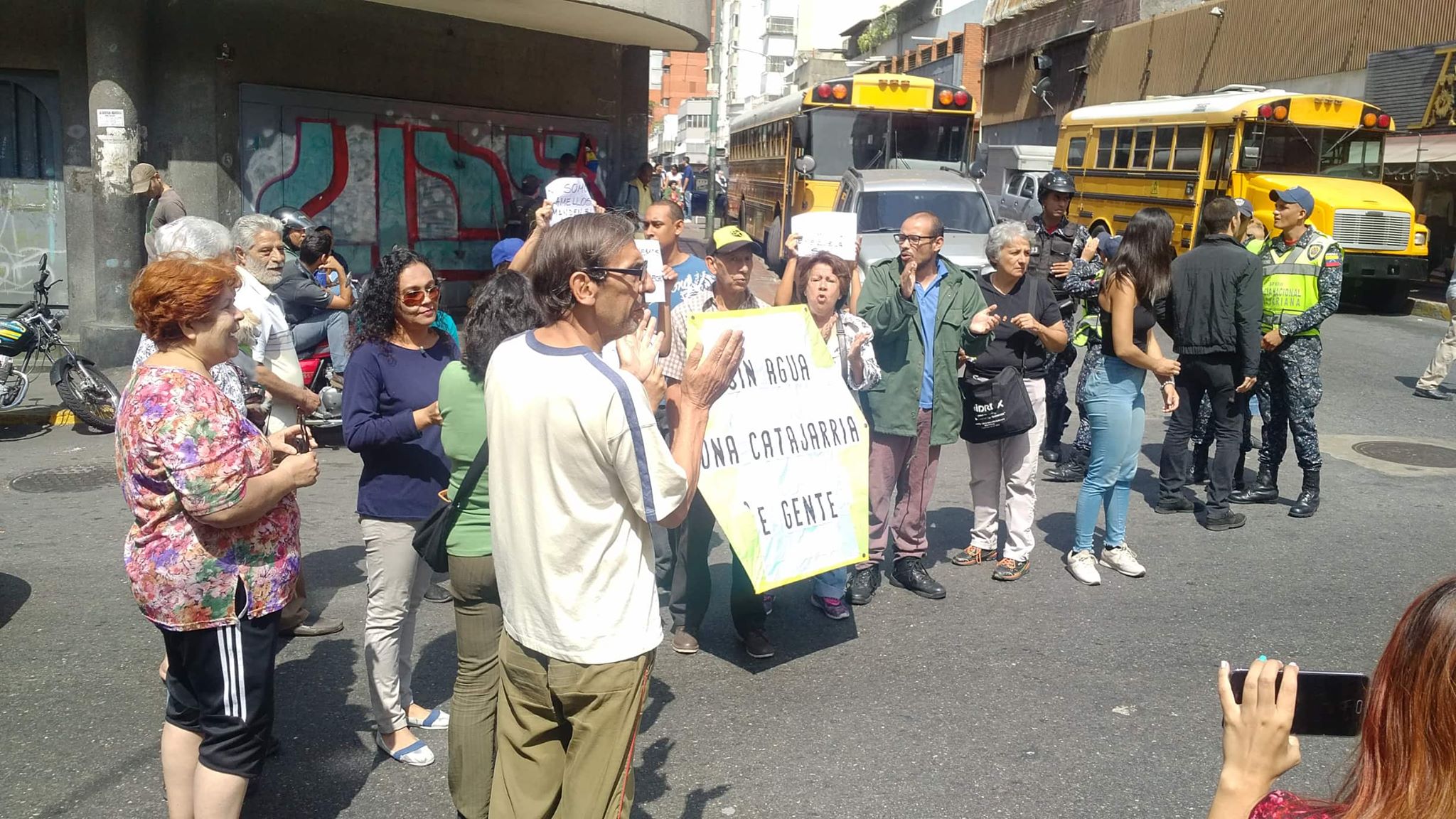 “Hemos tenido que tomar agua del tanque de la poceta”, el testimonio de caraqueños que protestan por falta de servicios