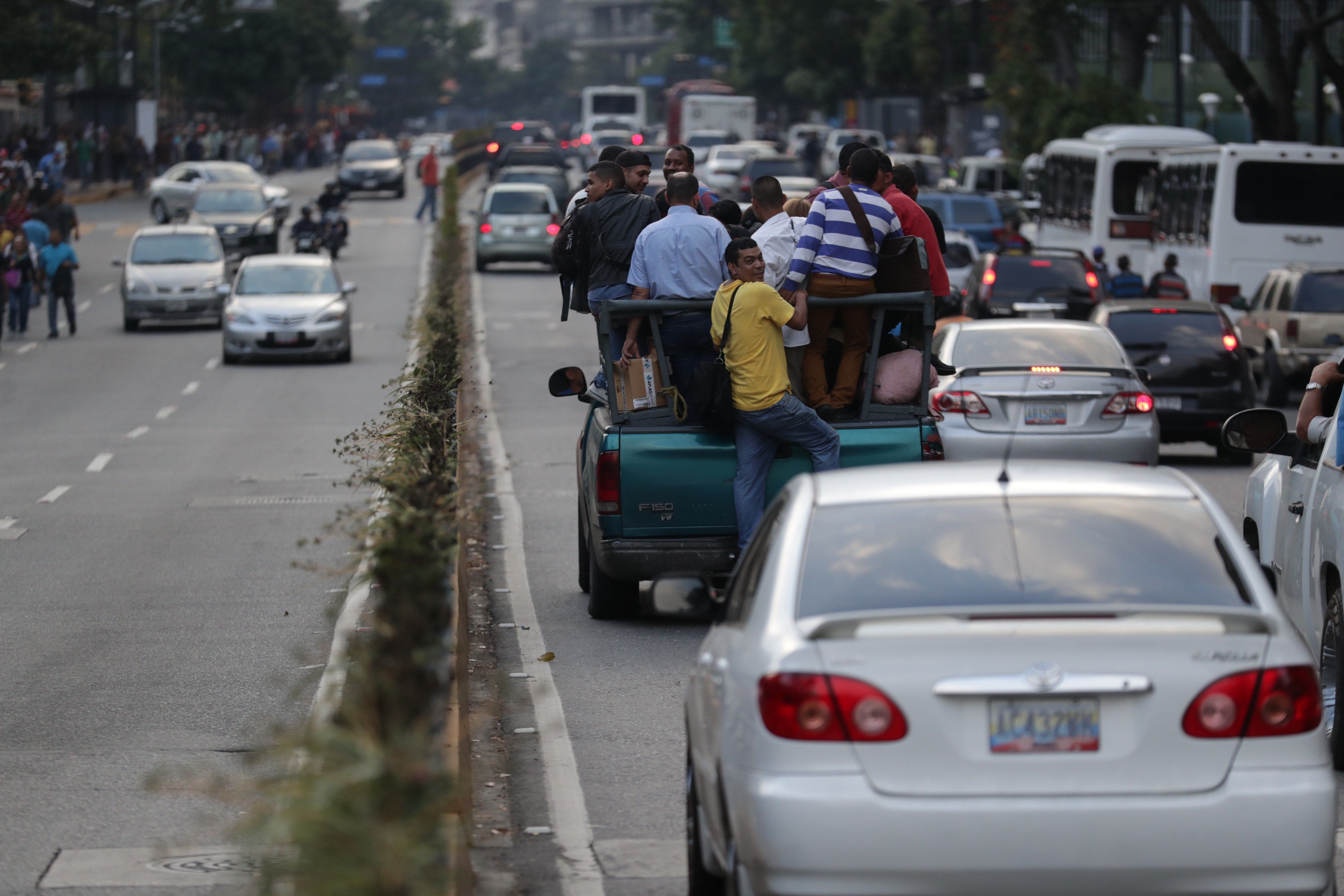 Presume haber sido transportista, pero tiene al sector en ruinas: la deuda pendiente de Maduro