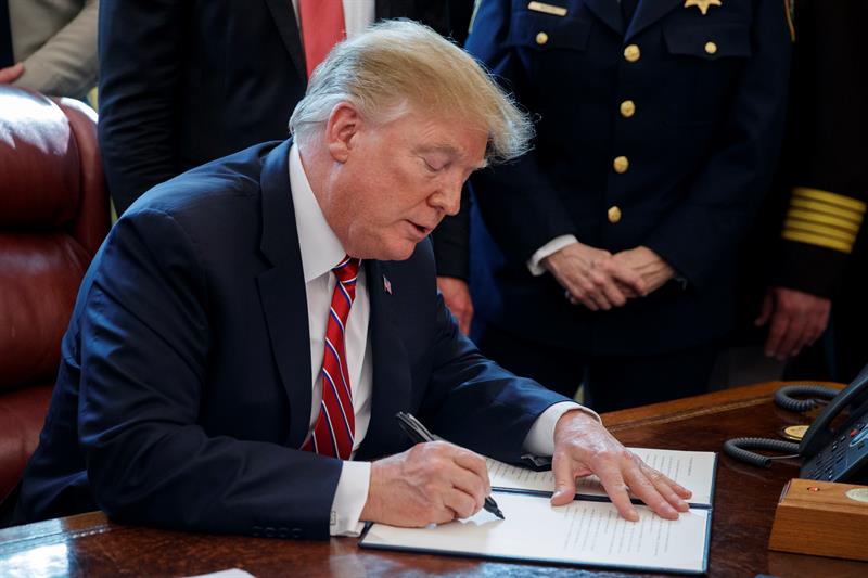 Trump firma el primer veto de su presidencia para financiar el muro con México