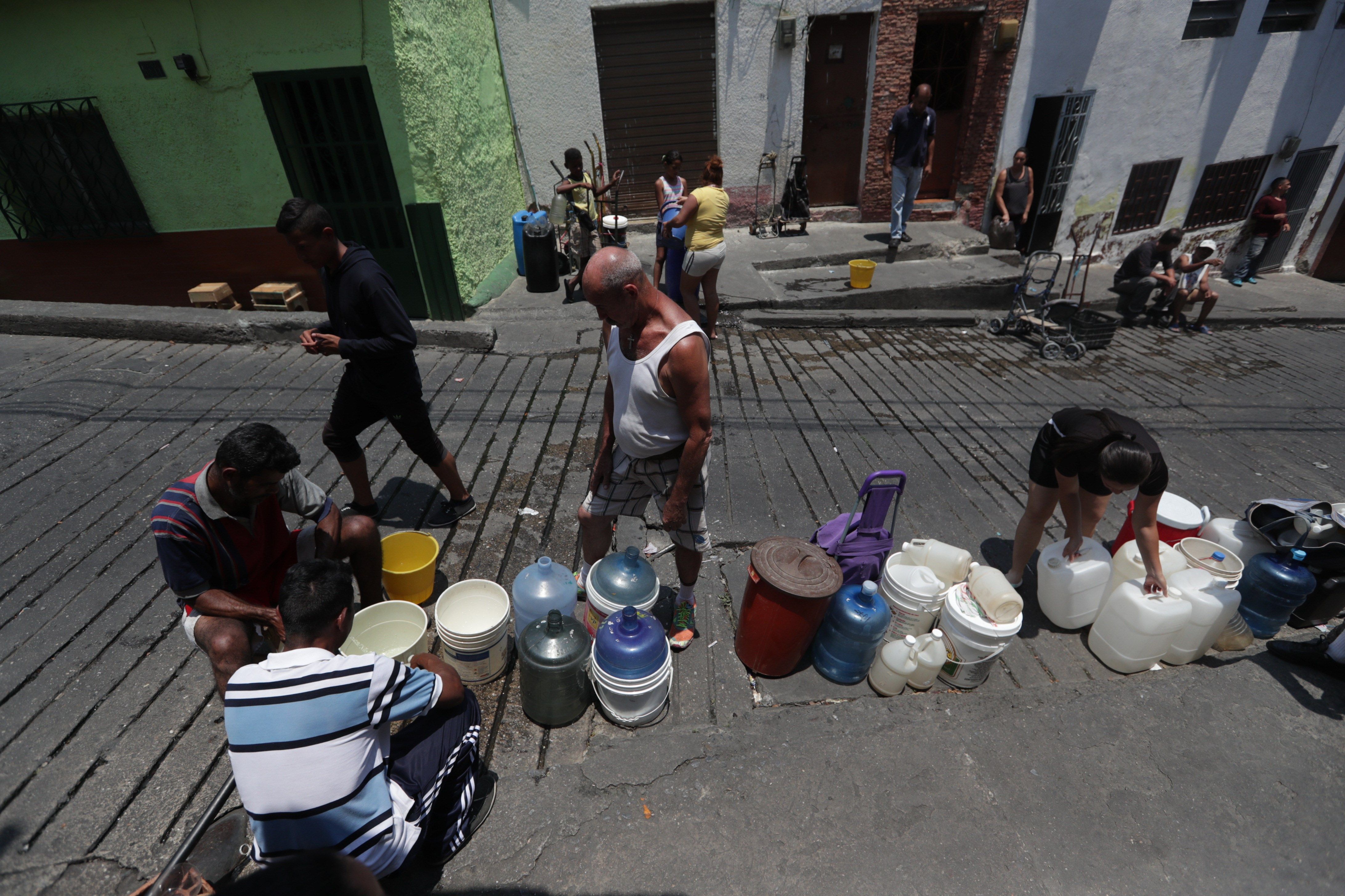 El apagón seca los grifos de las casas de Caracas