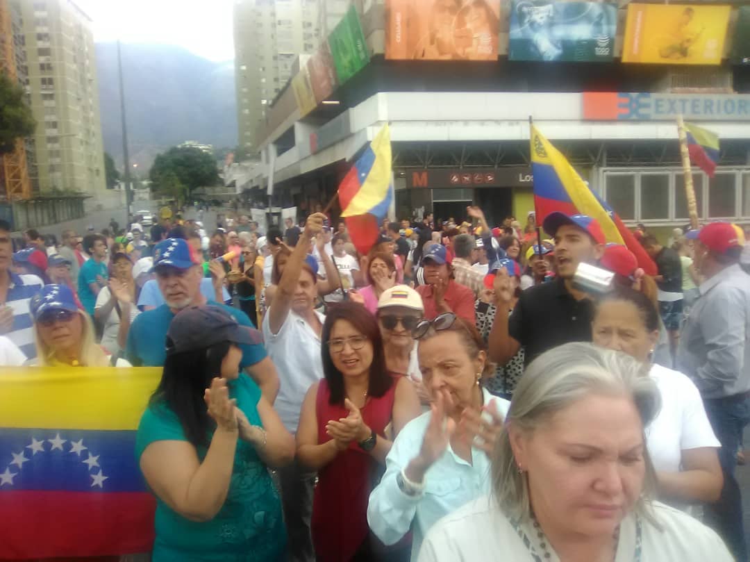 En Los Ruíces, vecinos trancaron la calle atendiendo el llamado de Guaidó (FOTOS) #12Mar