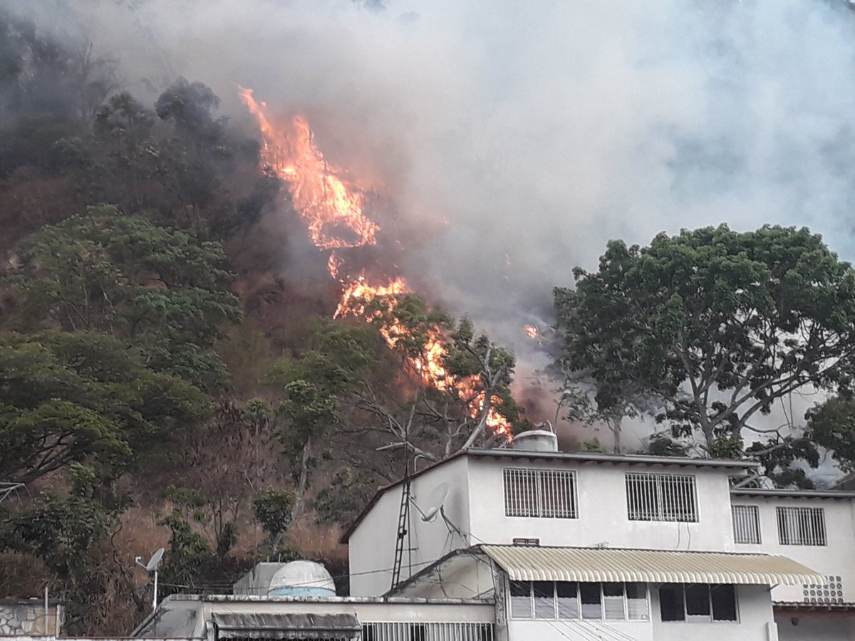 FOTOS y VIDEO: Nuevo incendio forestal en El Ávila a la altura del distribuidor La Florida