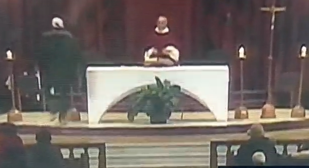 Un sacerdote fue apuñalado en plena misa en Canadá (VIDEO)