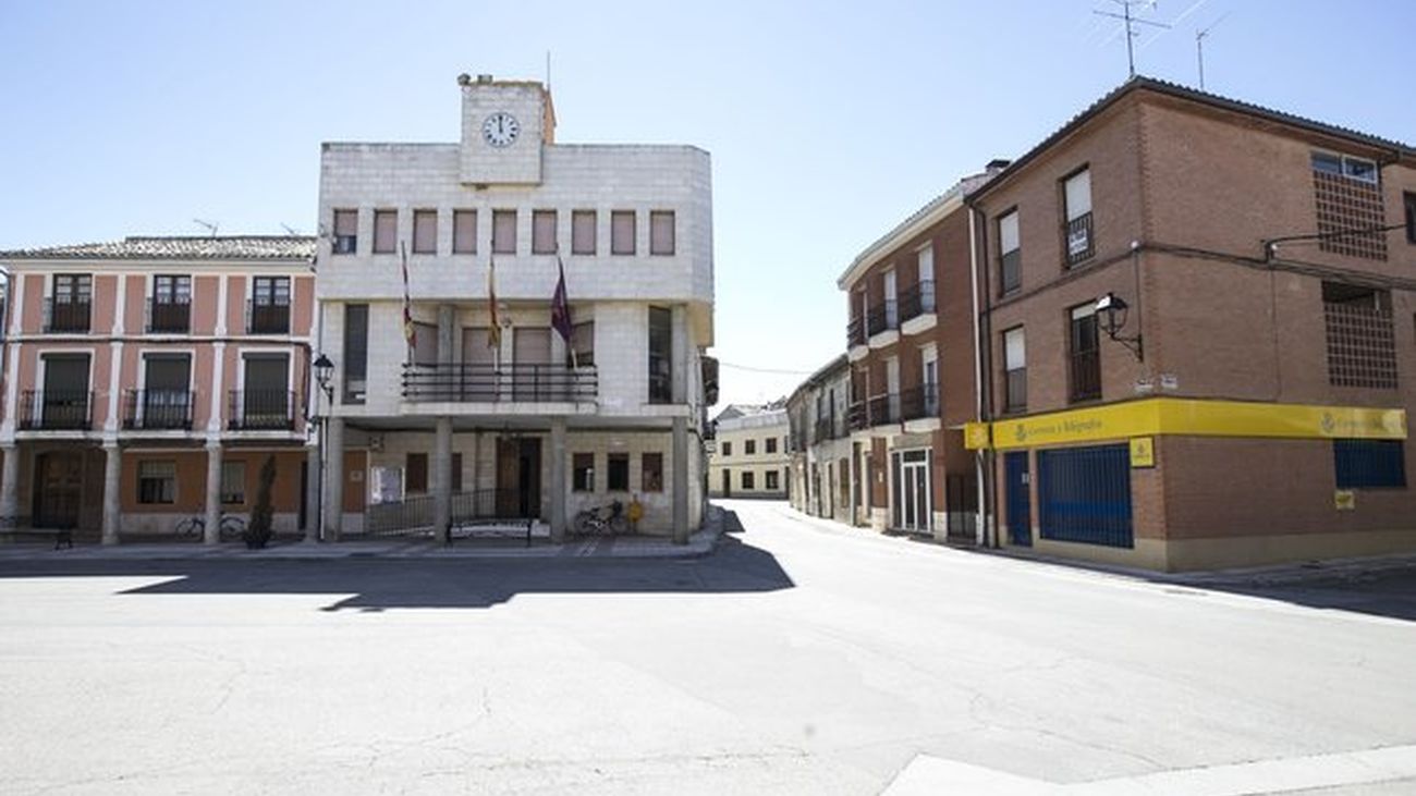 Un misterioso benefactor reparte sobres con dinero en un pueblo español