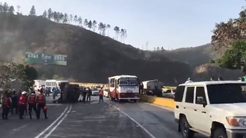 Dos personas murieron calcinadas y otra resultó herida en accidente en la Valle-Coche