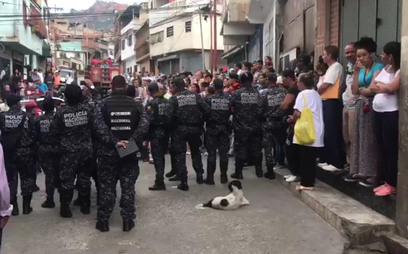 EN VIDEO: Una PNB deshumanizada se olvidó del hampa para arremeter contra voluntariado médico