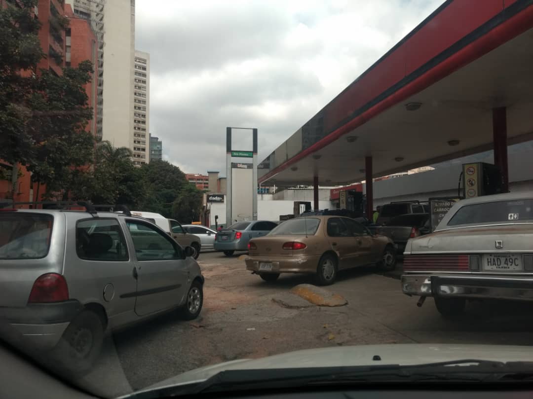 Siguen las largas colas para echar gasolina tras 40 horas de mega apagón #9Mar