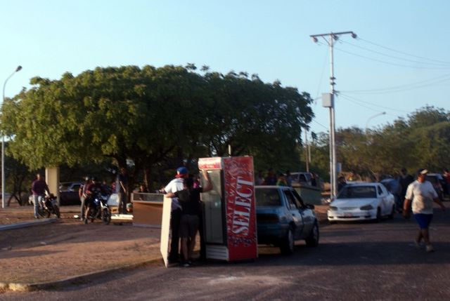 Del Makro de Maracaibo se llevaron todo… hasta las neveras (Fotos+Video)