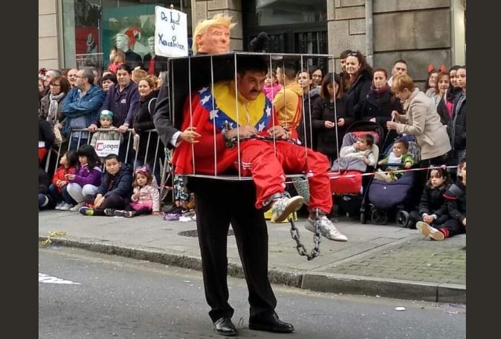 LA FOTO: Trump se aparece en los Carnavales de Pontevedra con un prisionero bigotón