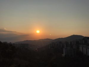 El sol se asoma en Caracas entre la calima (FOTO)