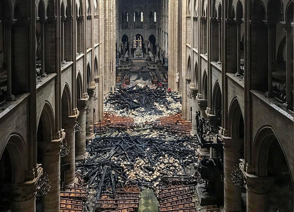 Decepción y tristeza frente a las llamas de Notre Dame de París