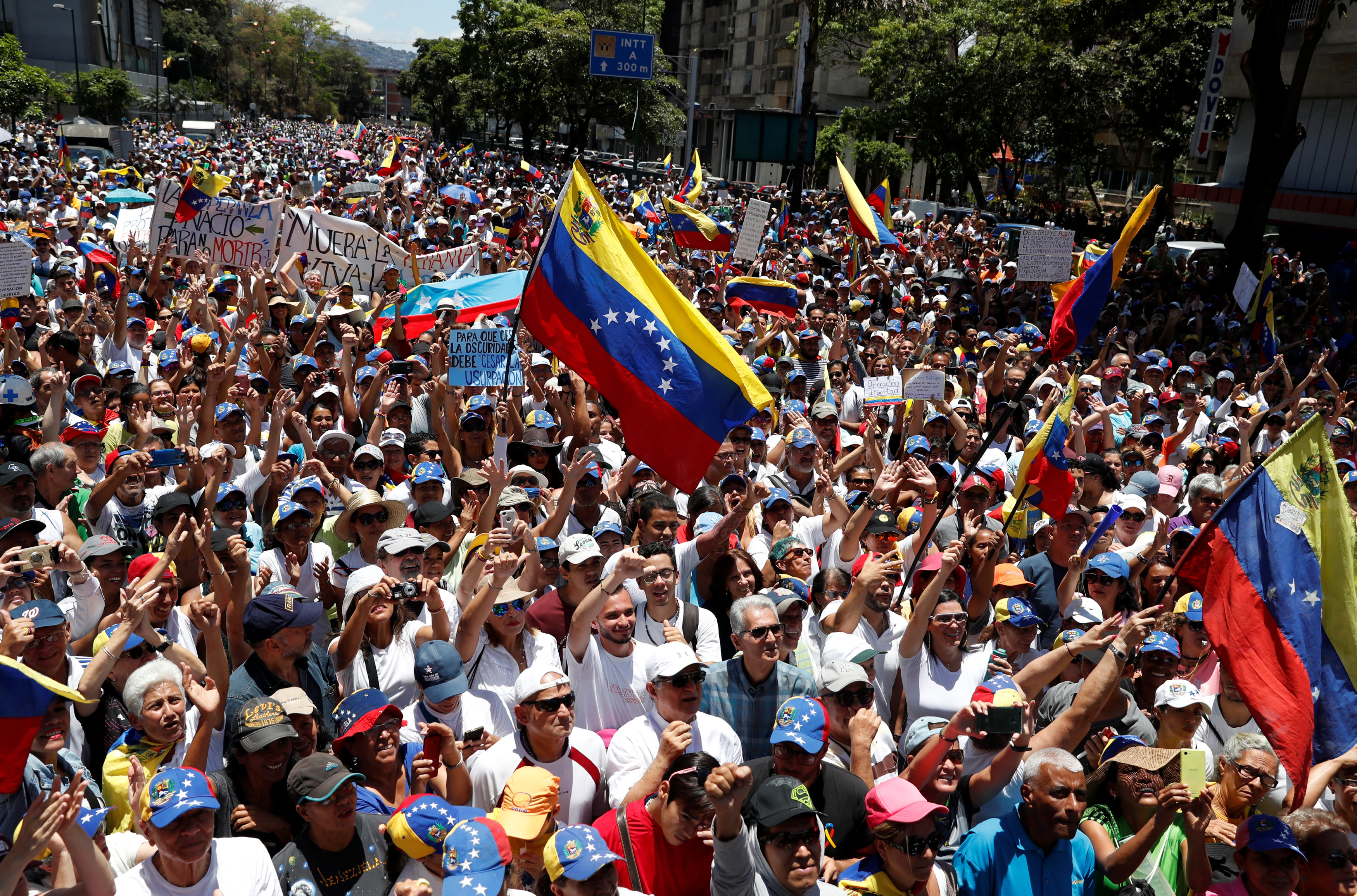 Con lacrimógenas, perdigones y golpes a periodistas, el régimen de Maduro ataca protesta pacífica #6Abr