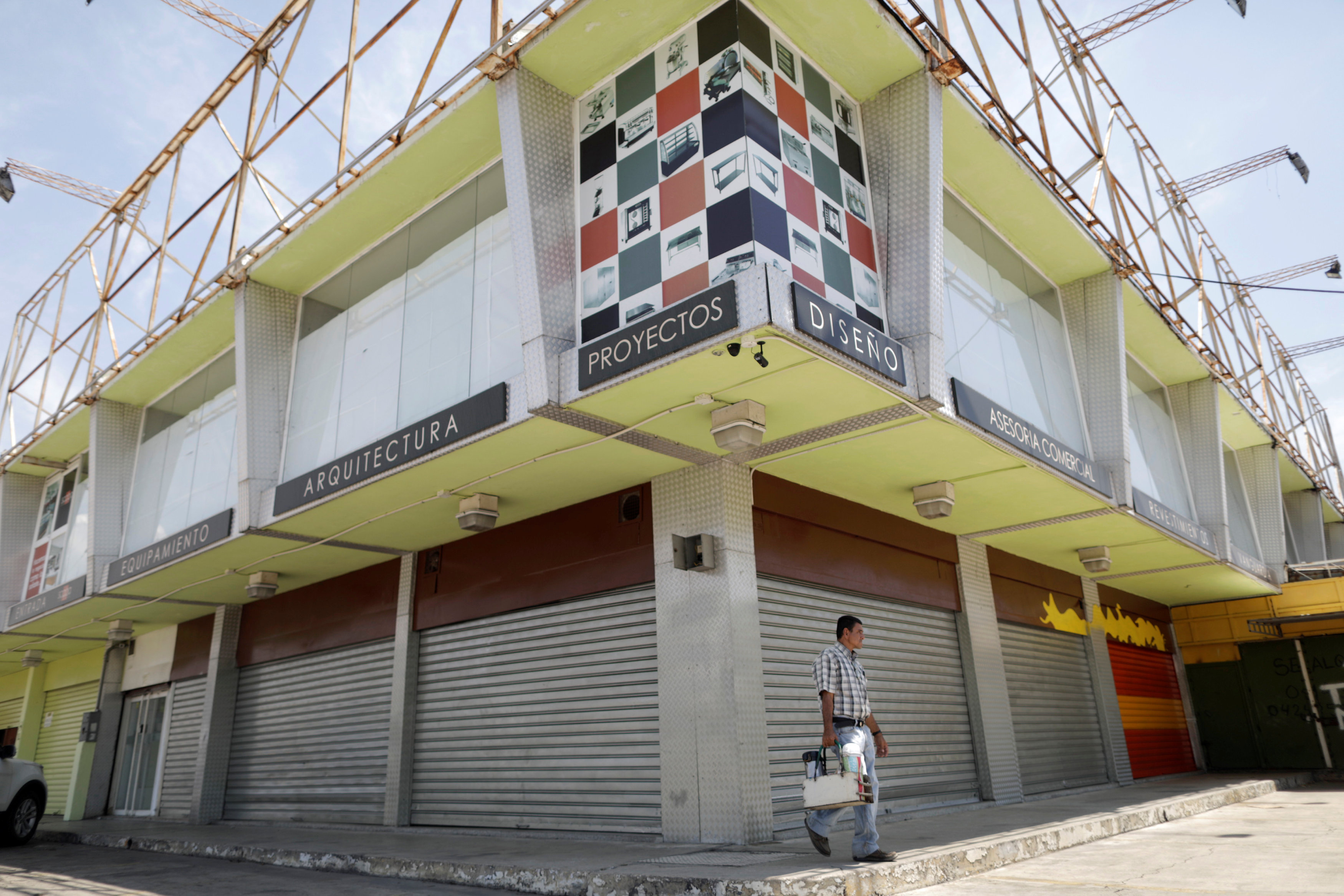 La soledad y el peligro se adueñan de las calles de Valencia