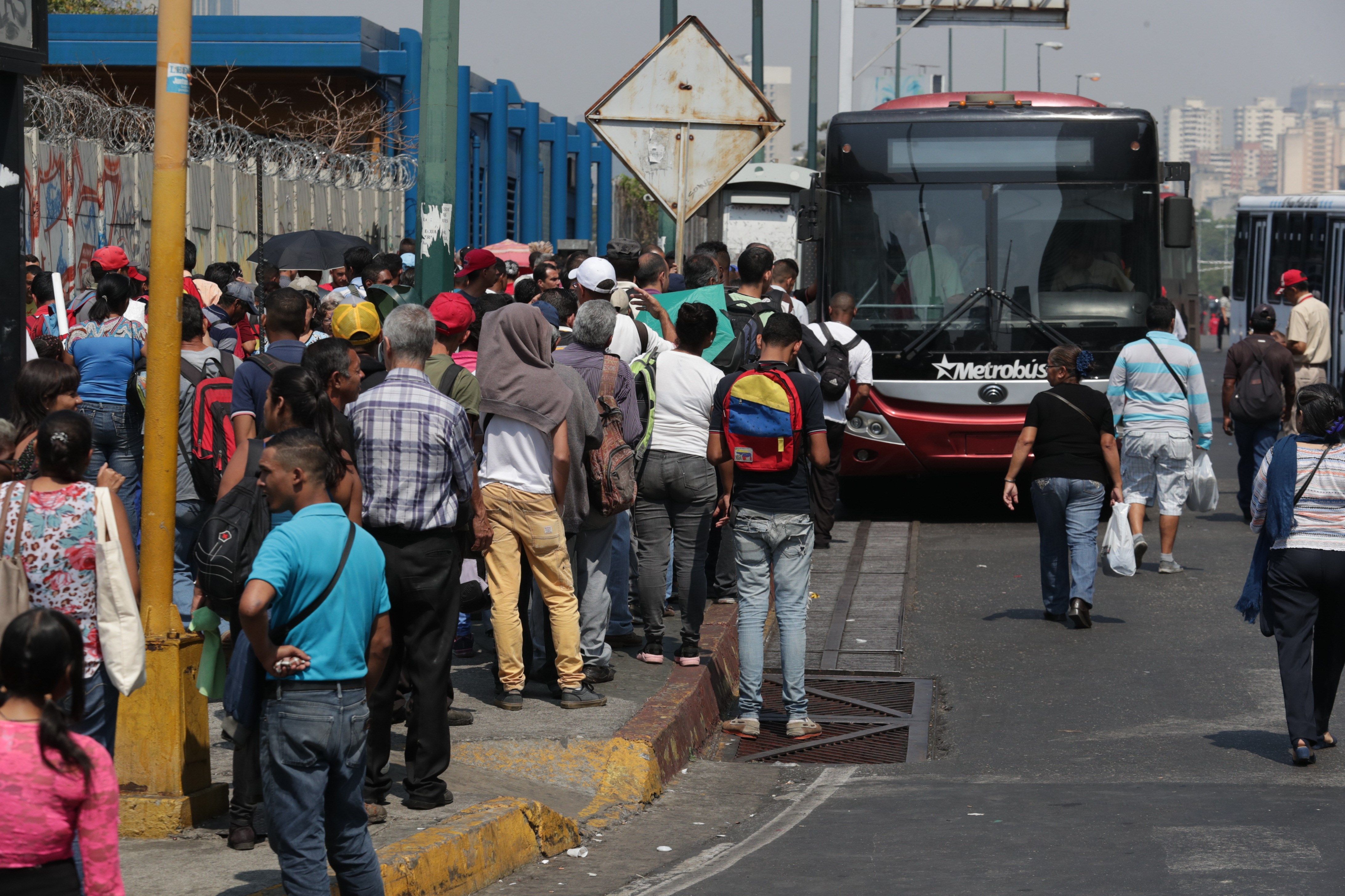 Caraqueños intentan retomar su rutina azotados por apagones y falta de agua #1Abr (FOTOS)