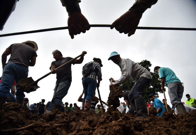 -FOTODELDÍA- AME3498. ROSAS (COLOMBIA), 22/04/2019.- Civiles participan en labores de búsqueda, tras un deslizamiento de tierra, en la vereda Portachuelo, en el municipio de Rosas, Cauca (Colombia), este lunes. Las autoridades colombianas reanudaron este lunes las operaciones de búsqueda y rescate de más de una decena de desaparecidos por el deslizamiento de tierra causado por las fuertes lluvias en Rosas, municipio del departamento del Cauca (suroeste), que el domingo dejó al menos 17 muertos y 5 heridos. EFE/ Ernesto Guzmán Jr