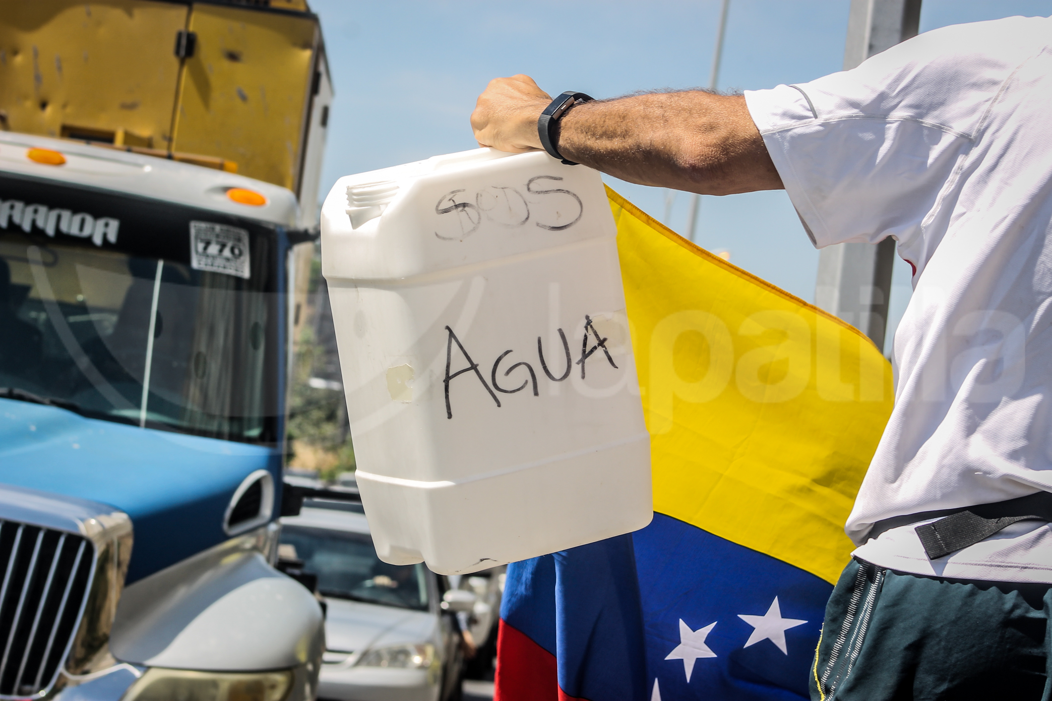 Vecinos de Santa Fe trancaron la autopista Prados del Este (Video+Fotos) #8Abr