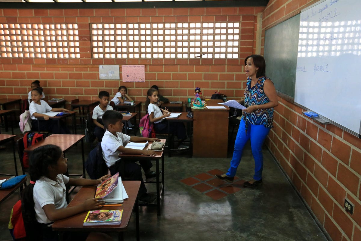 Fuga de maestros deja a madres y representantes como docentes