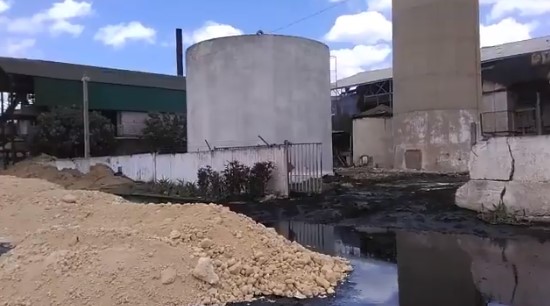 Río de petróleo venezolano corre impune por las calles de Cuba (VIDEO)