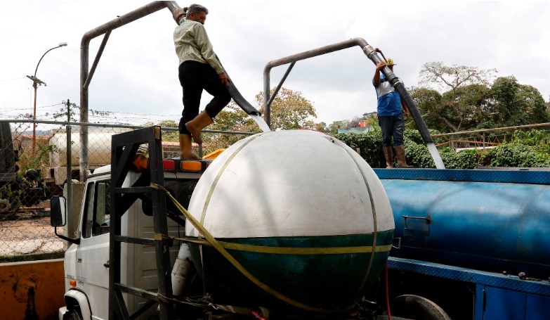 Hasta 200 dólares cobran por servicio de cisternas en Caracas