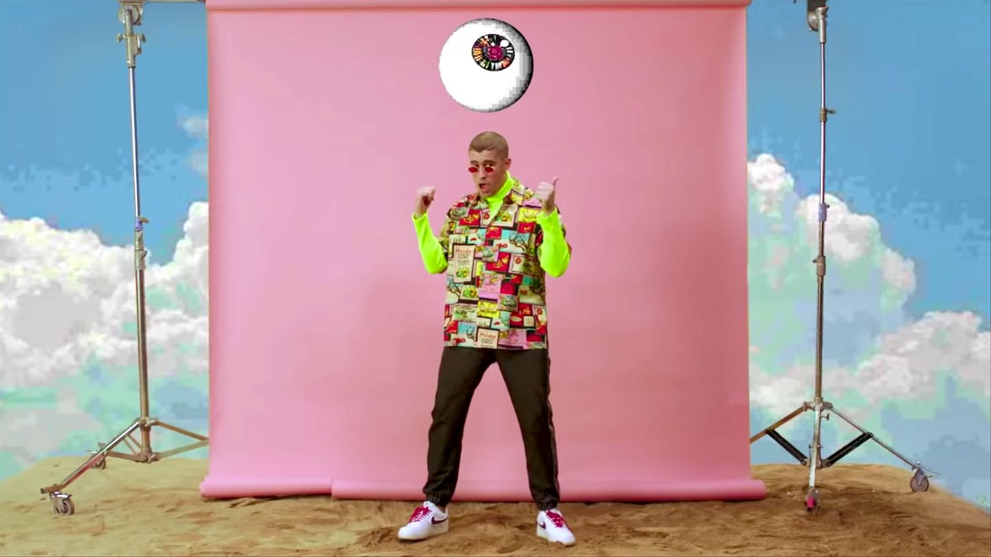 Bad Bunny brinca sobre unas nalgas en su nuevo video “200 MPH”