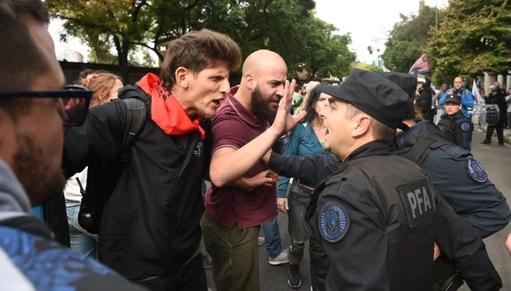 Enfrentamiento frente a embajada venezolana en Argentina: Pedradas, gases y perdigones (Fotos)