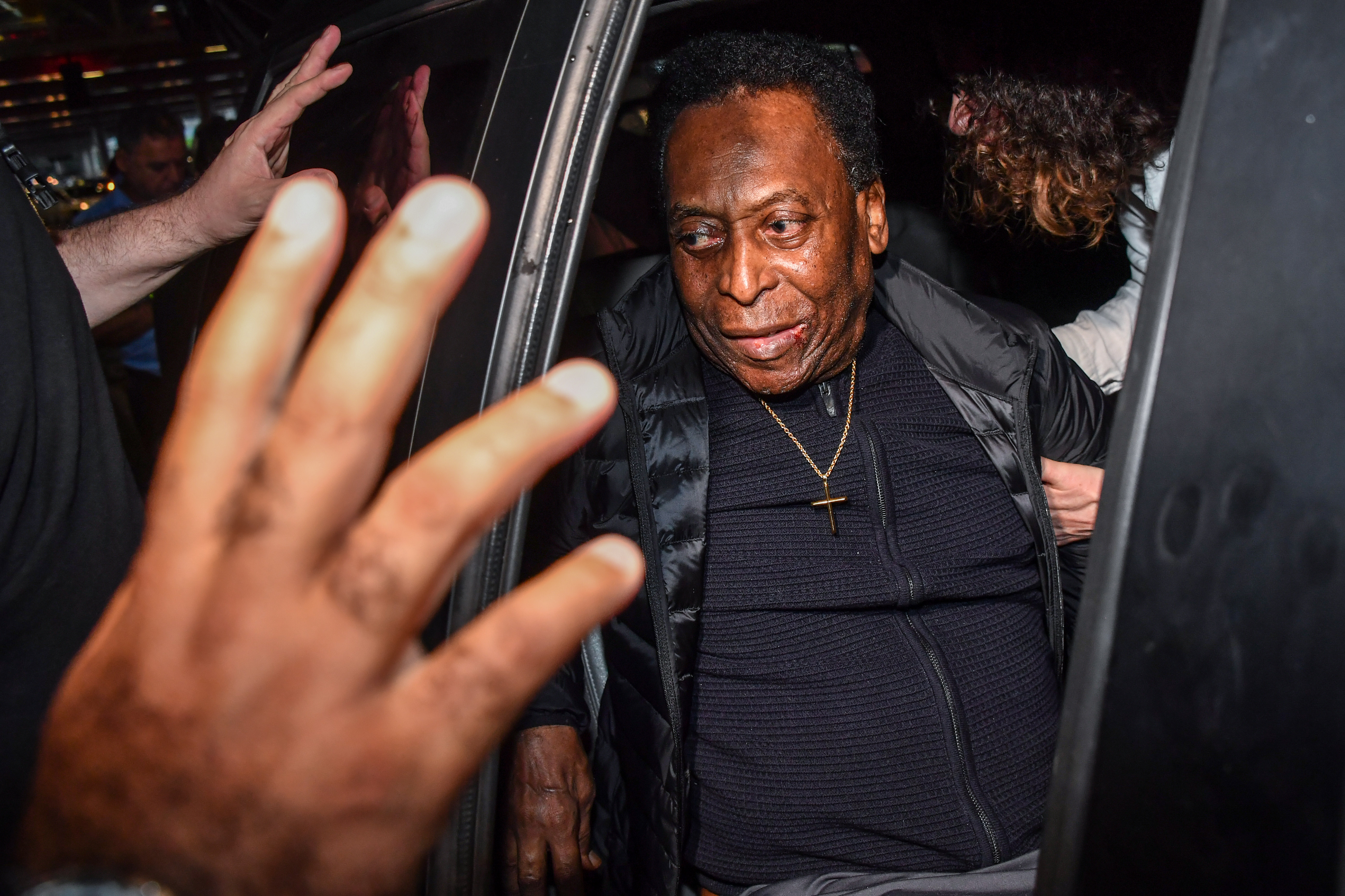 Pelé agradece el cariño tras su hospitalización: Estoy de vuelta en el campo