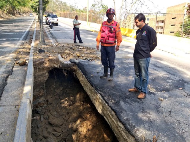 Hueco que dejó avería en tubería matriz de Los Naranjos. Imagen cortesía. 