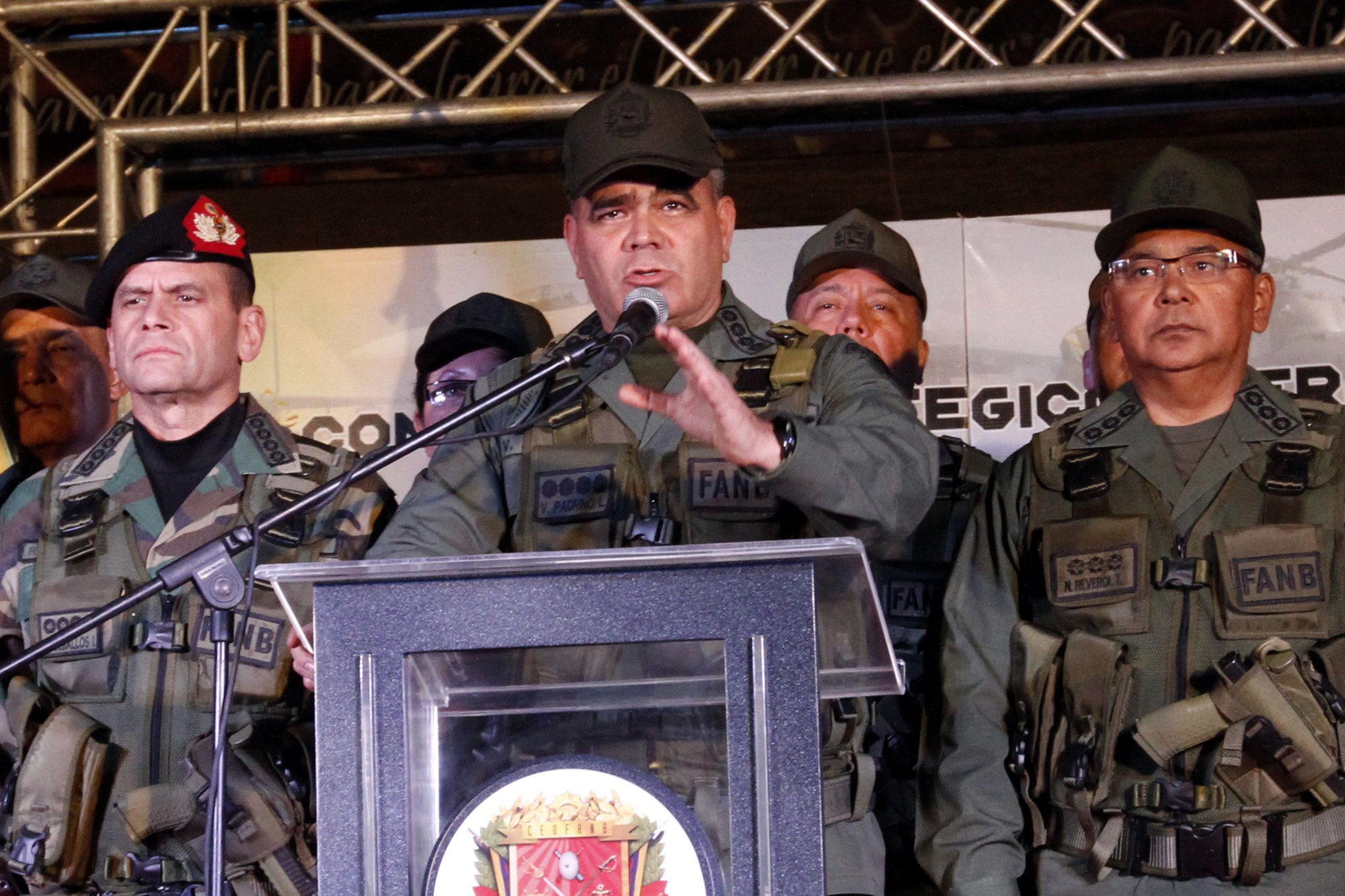 Padrino López califica como “acto terrorista” el movimiento cívico militar encabezado por Guaidó #30Abr