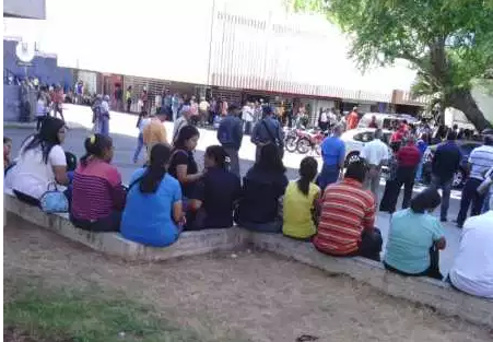 Trabajadores de la alcaldía de Maracaibo cumplen horario en el piso…hasta que llegue la luz (fotos)