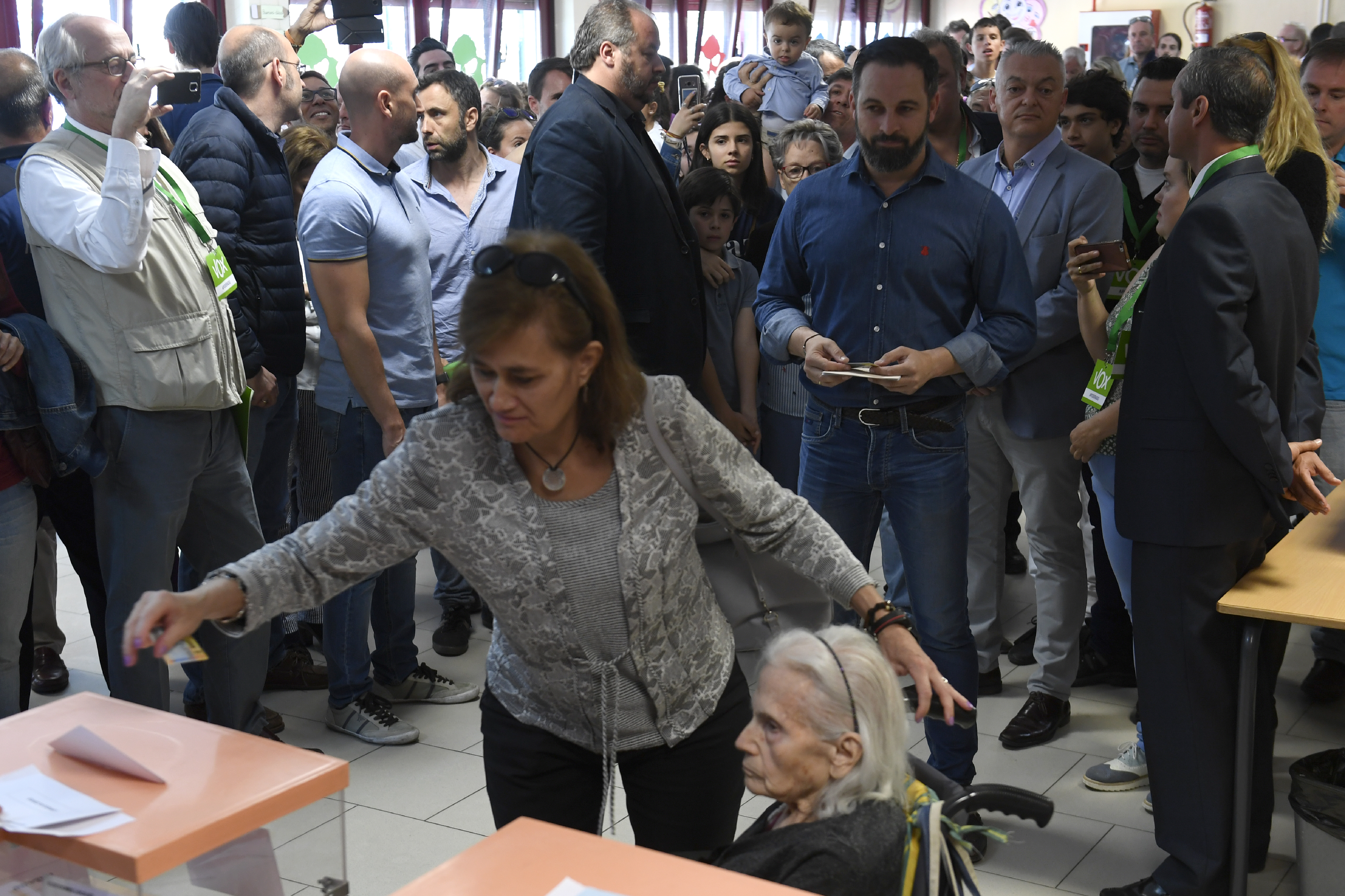 Españoles salen a votar para elegir concejales, diputados regionales y europeos