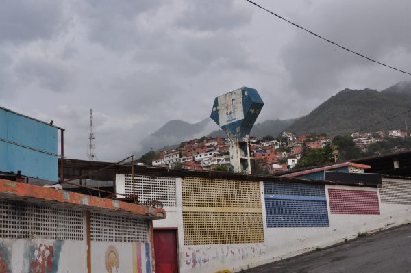 Agobiado por la crisis, hombre se lanzó del tanque de Punta de Mulatos